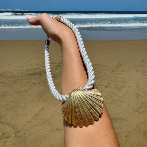 Collar Trenzado con Dije de Concha