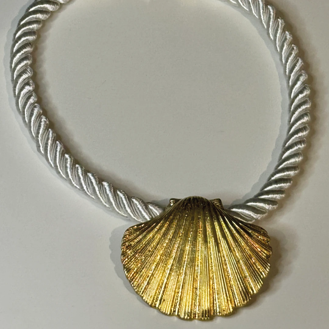 Collar Trenzado con Dije de Concha - Image 3